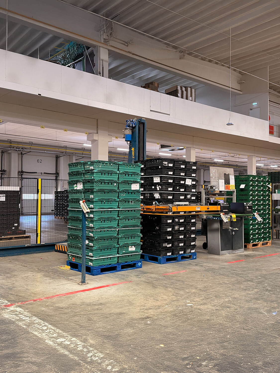 Omsnoerde pallets gereed voor transport bij Greenpack in Maasdijk