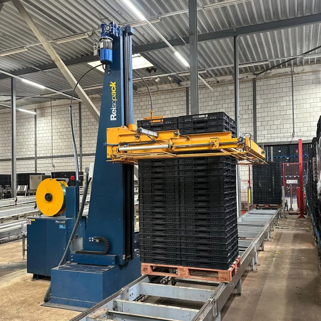Yesterday we gave this Reisopack 2903 some well-deserved attention during a service stop at a crate washing line. With 1.6 million (!) strapping cycles on the counter and just 8 hours of downtime per week, this machine has definitely earned his maintenance!  Running strong—and now even better. 💪